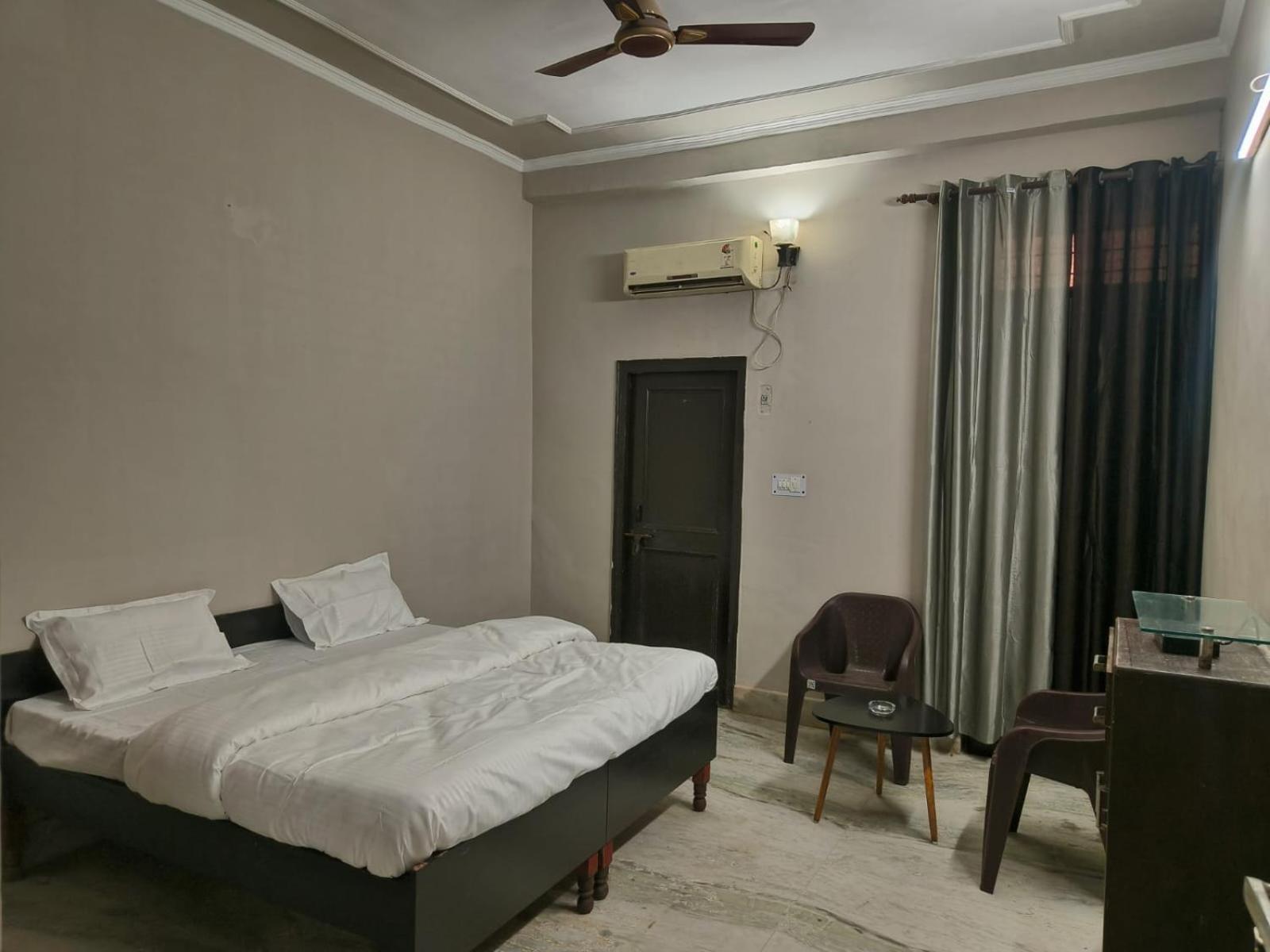 Play-Sunflower Omega-1 Couple Friendly Greater Noida Exterior photo
